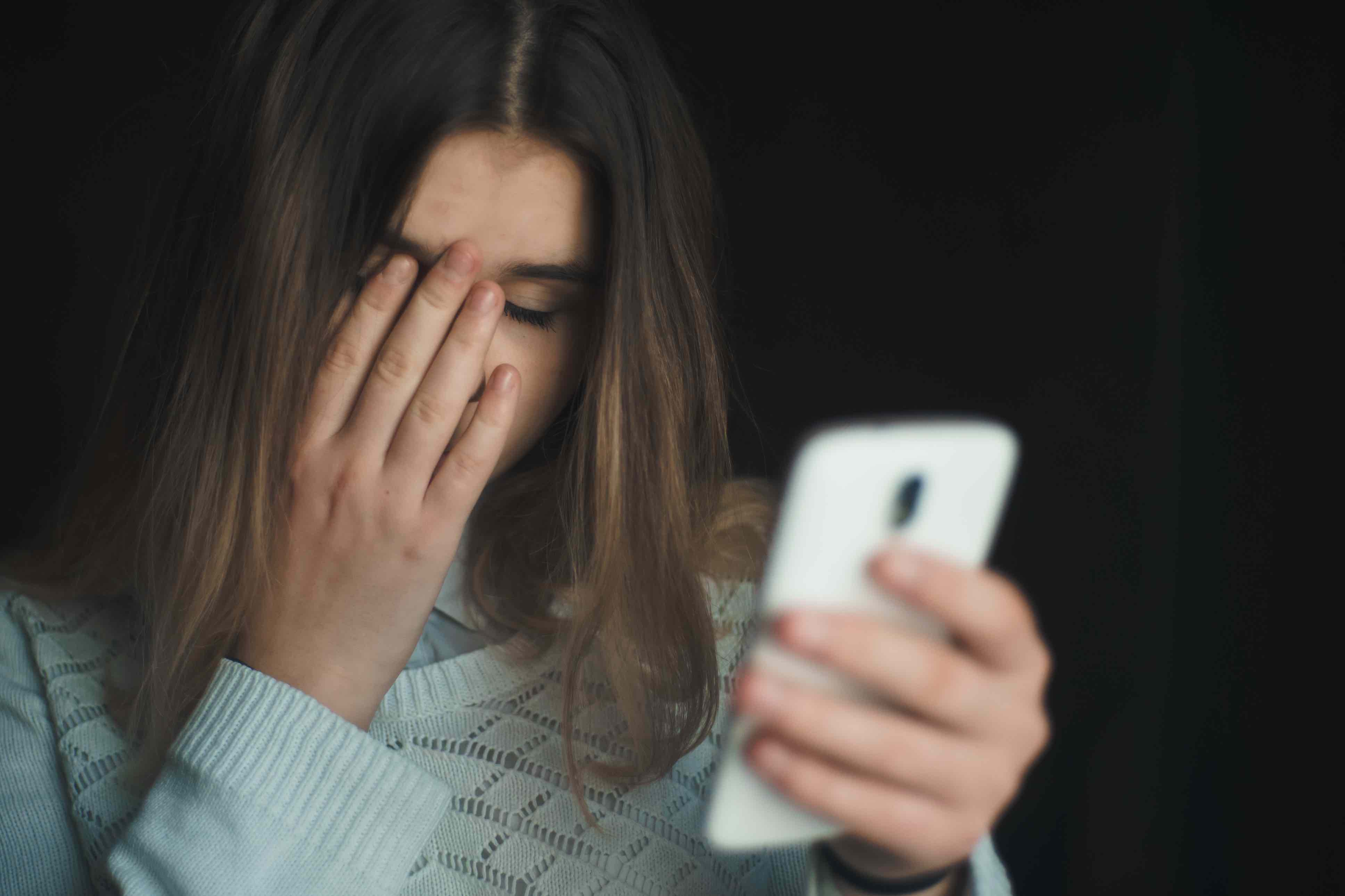 Teenager social media anxiety 